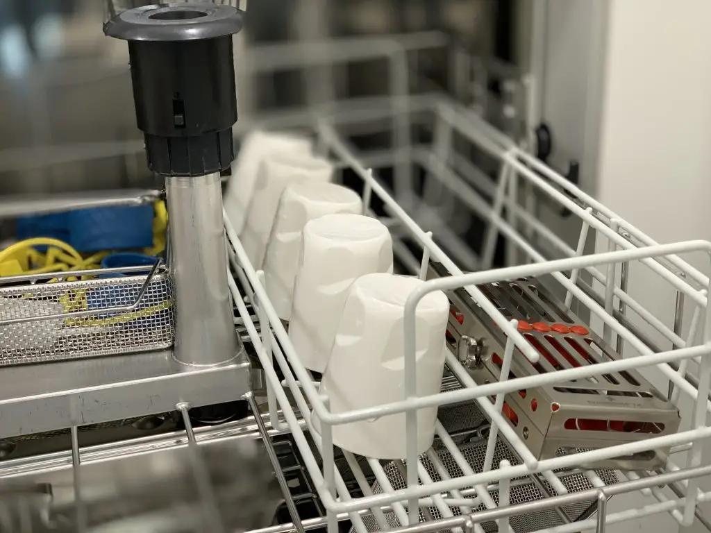 Mehrwegbecher in der Desinfektionsmaschine Mehrwegbecher in der Desinfektionsmaschine